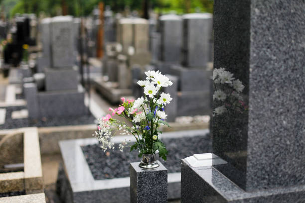 fleurs dans un vase dans un cimetiere
